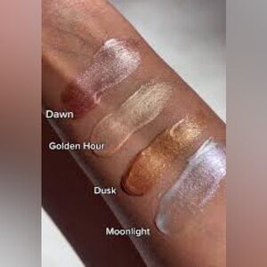 Live Tinted Hueglow Face & Body Highlighter Moonlight